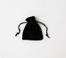 Load image into Gallery viewer, Black velvet pouch 9x7cm
